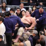 １９５キロの剣翔　起き上がれず車いすで搬送「膝がゴリゴリッと音がして」左膝のけが悪化で苦悶の表情　救急救命士も出動で場内騒然