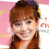 安藤美姫　16歳教え子と手つなぎ報道…本誌が目撃していた友人と“バス停でキス”のスキンシップ姿