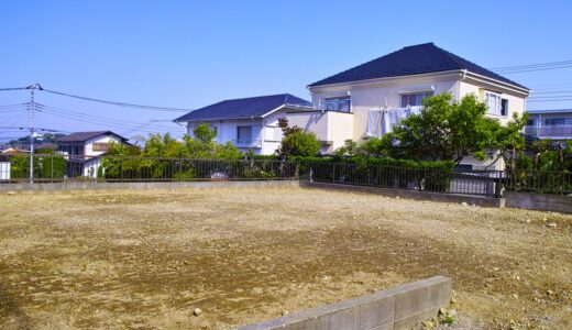 近所に「空き地」を持っている地主さんがいますが、「売却」しないようです。「税金」もかかるのになぜでしょうか